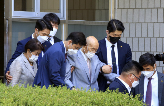 5·18 광주 민주화운동 당시 군부의 헬기 사격 사실을 부정하며 목격자의 명예를 훼손한 혐의를 받는 전두환 전 대통령이 9일 오후 항소심 재판에 출석한 후 광주지방법원을 떠나고 있다. 연합뉴스